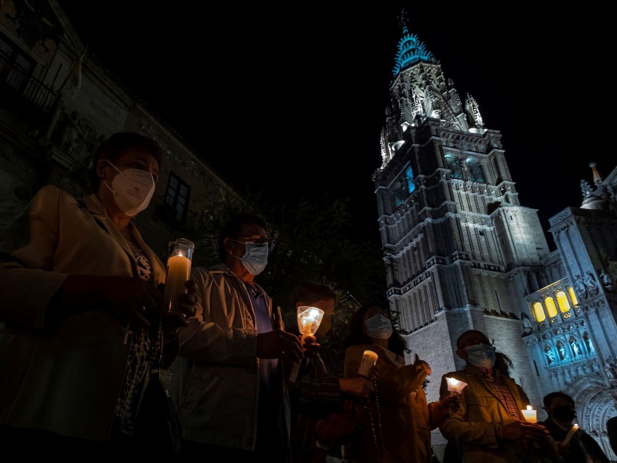 Foto: Rezan con velas ante la catedral de Toledo como acto de reparación tras el vídeo.