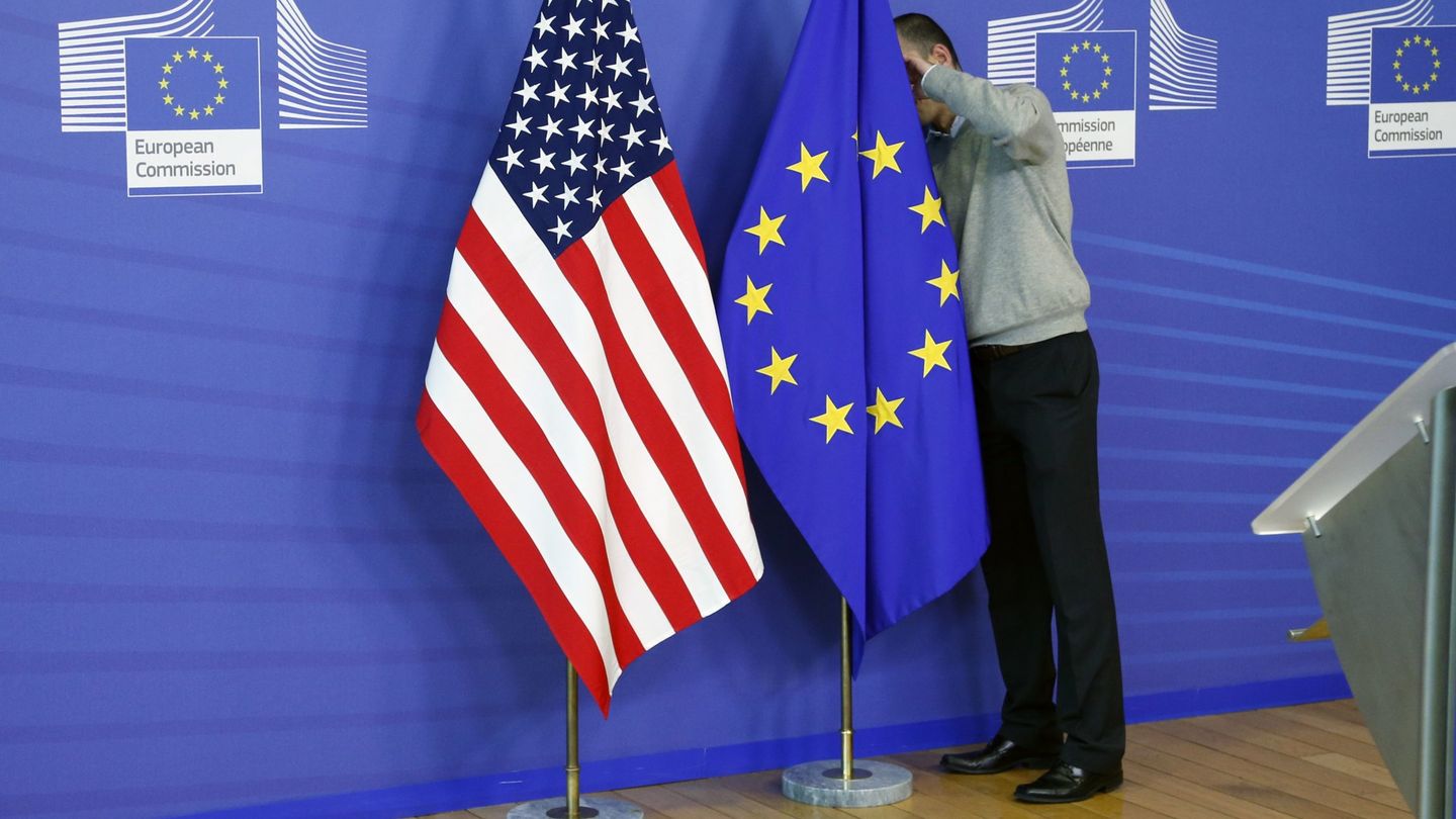 Banderas americana y europea en la sede del Ejecutivo comunitario. (Reuters)