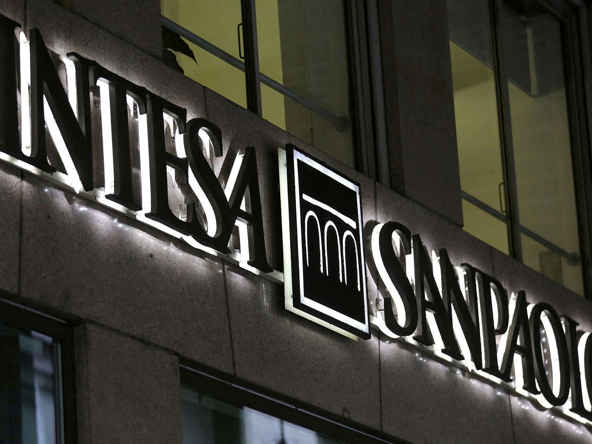 Foto: Logo del banco italiano Intesa Sanpaolo. (Reuters/Stefano Rellandini)