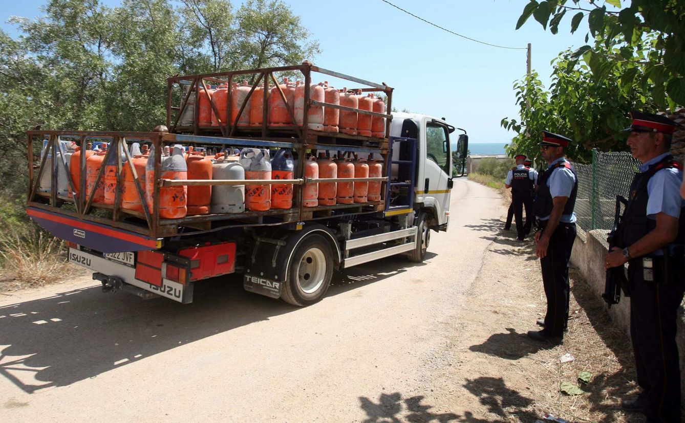 Los Mossos retiraron más de una centenar de bombonas de gas butano de la casa de Alcanar. (EFE)
