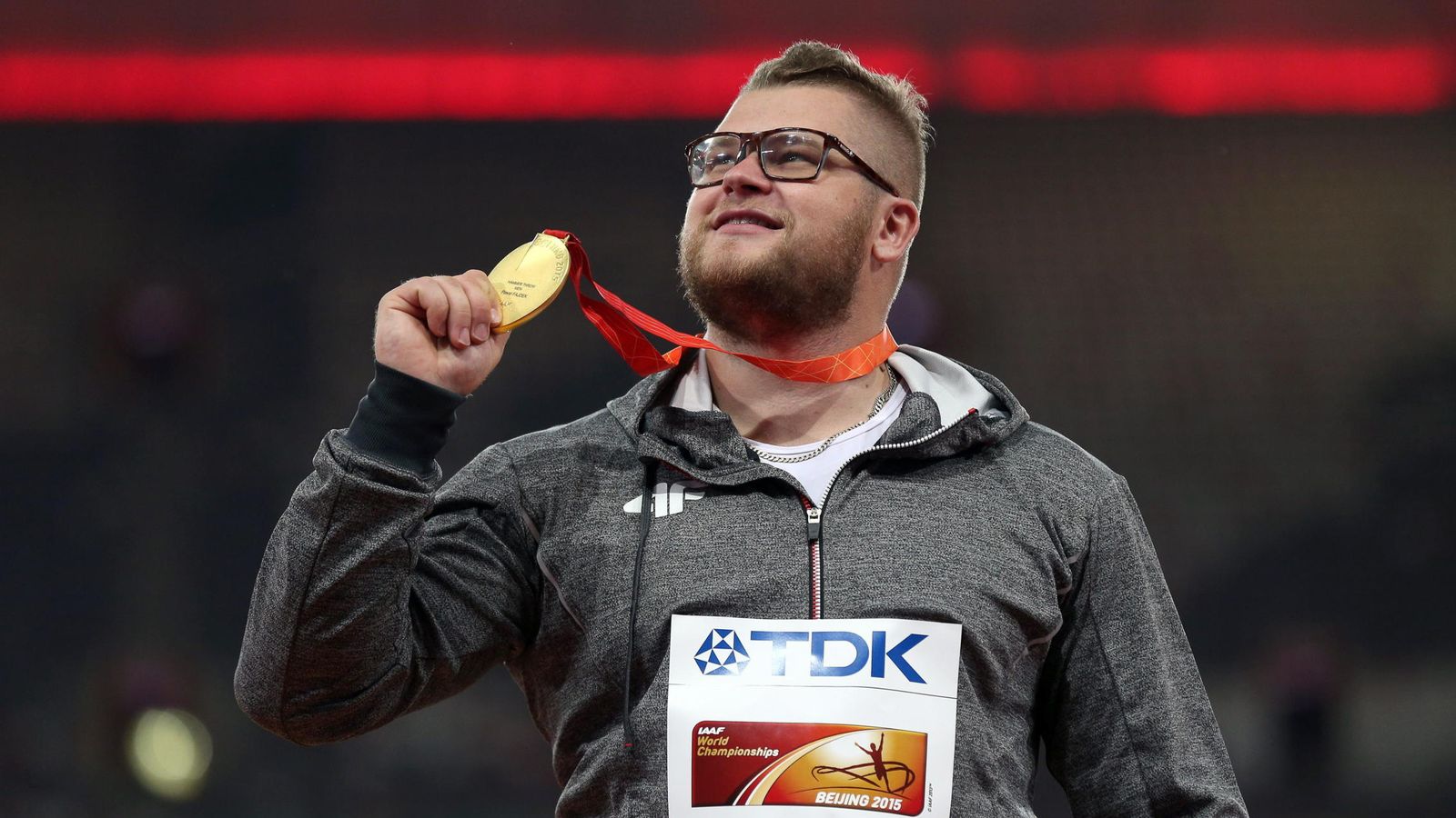 Foto: El polaco Pawel Fajdek celebra en el podio de Pekín su segunda medalla de oro en un Mundial.