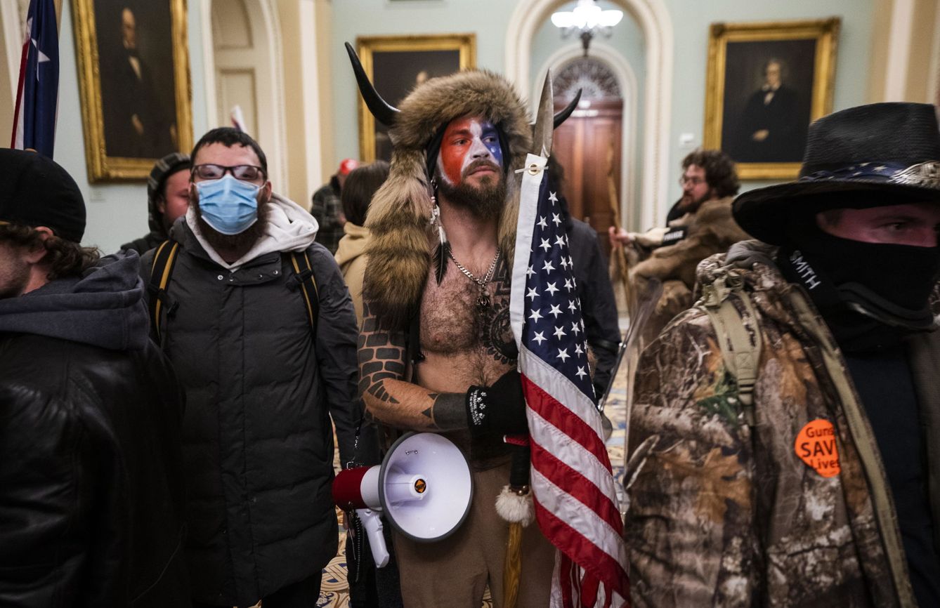 Seguidores de Donald Trump durante su irrupción en el Capitolio. (EFE)