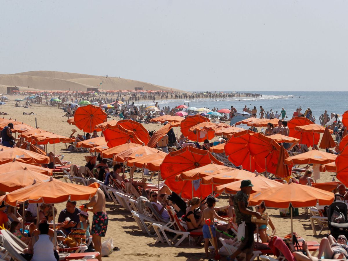 Foto: Playa de Maspalomas llena de gente. (EFE/Elvira Urquijo A.)