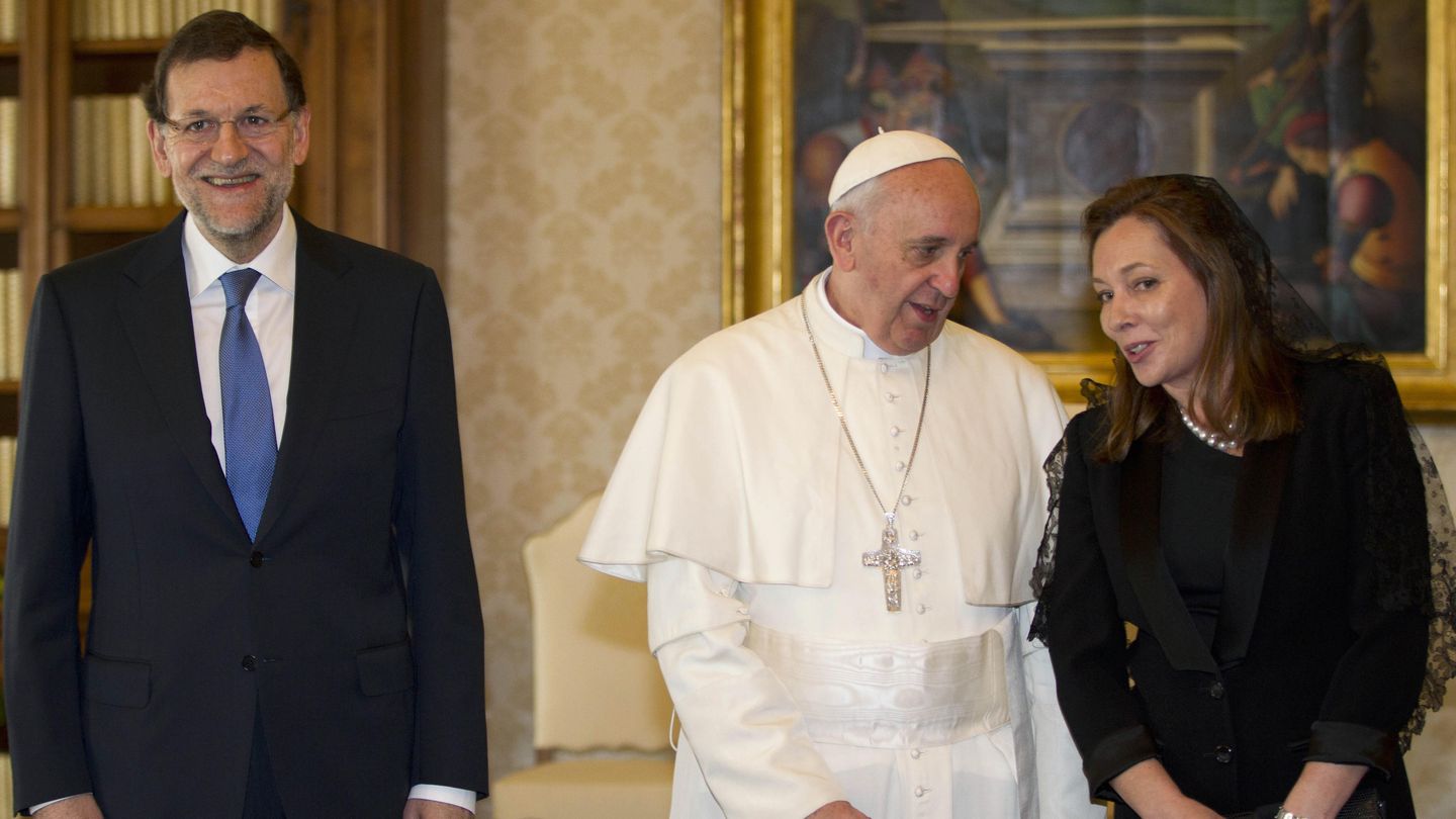 Rajoy y su mujer, en el Vaticano en 2013. (Reuters)