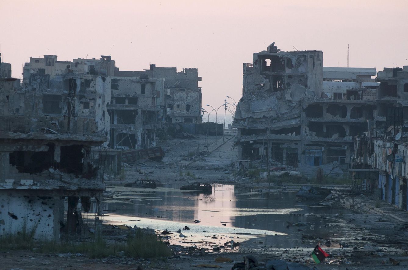 Edificios dañados por los combates entre milicias gubernamentales y el Shura Council of Libyan Revolutionaries, en Benghazi (Reuters).