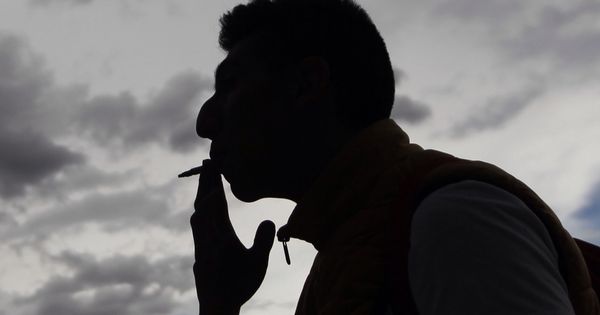 Foto: Un hombre fuma un cigarrillo. (EFE)
