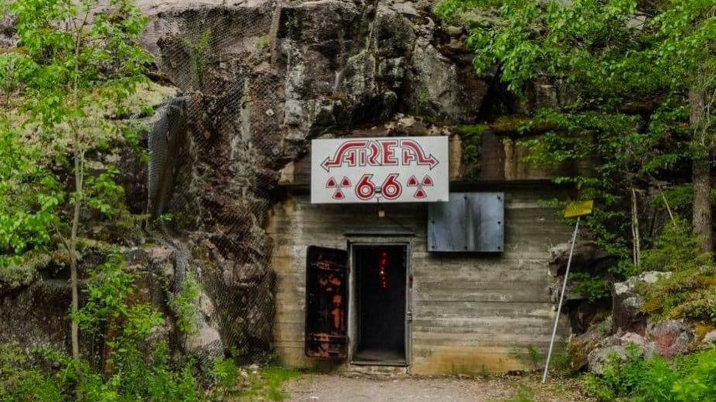 La entrada al bunker, reformada para dar acceso al negocio