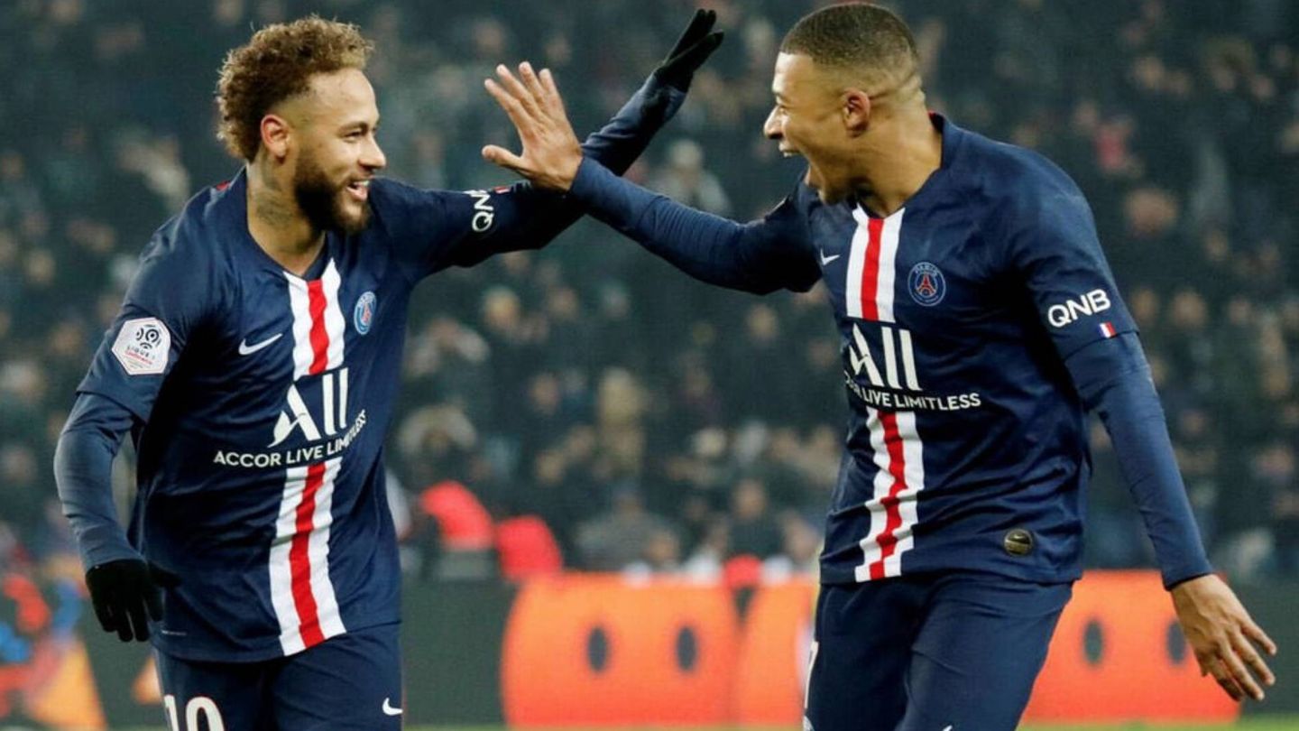 Neymar y Mbappé celebran un gol en un partido del Paris Saint-Germain la temporada pasada.