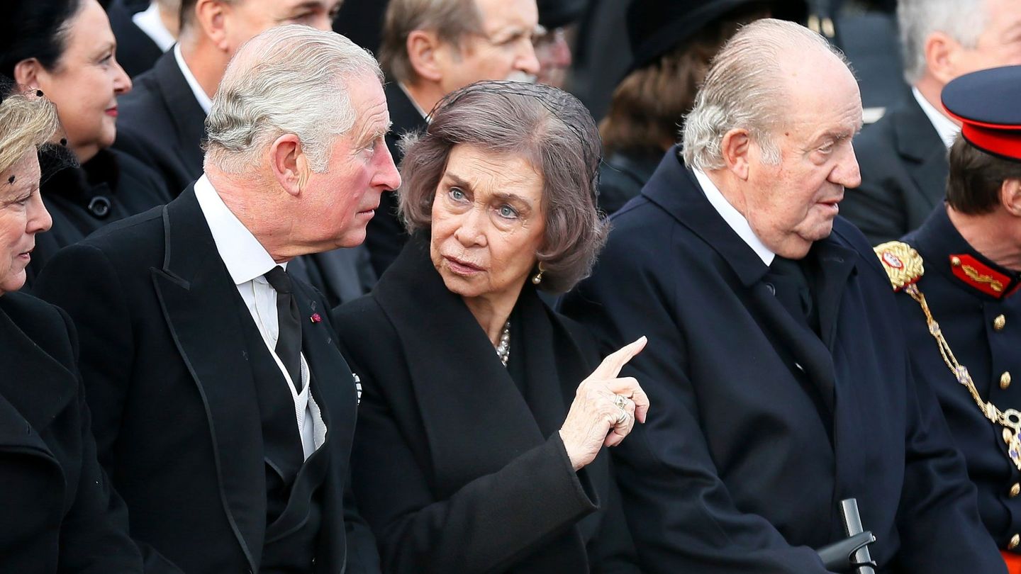 La reina Sofía, junto al rey Juan Carlos y Carlos de Inglaterra durante el funeral de Estado de Miguel I de Rumanía.(EFE/Robert Ghement)