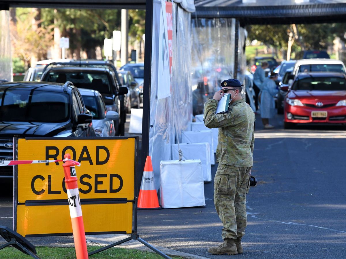 Foto: Un militar controla la zona de realización de test en Victoria, Australia. (EFE)