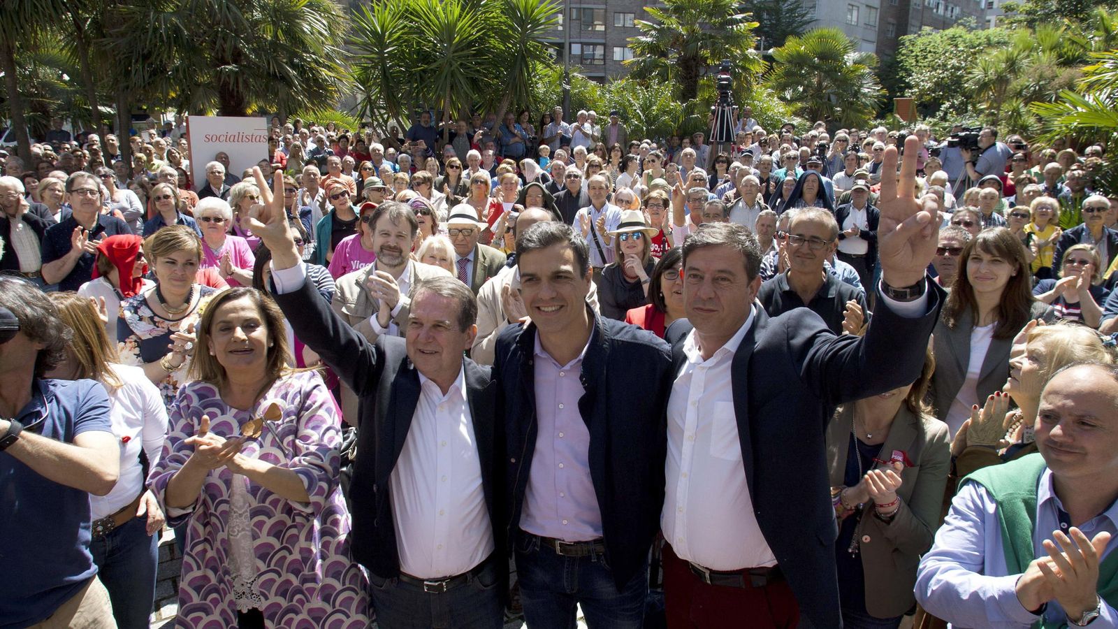 Foto: Pedro Sánchez (c),en un mitin en Vigo junto al alcalde, Abel Caballero (2i), y el líder de la formación en Galicia, José Ramón Gómez (d). (Efe)