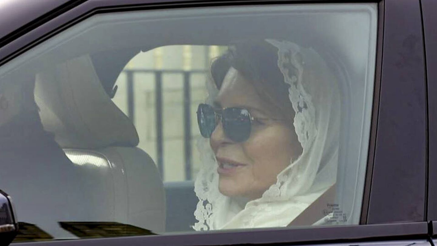 La reina Noor de Jordania, una de las primeras invitadas en llegar. (Gtres)