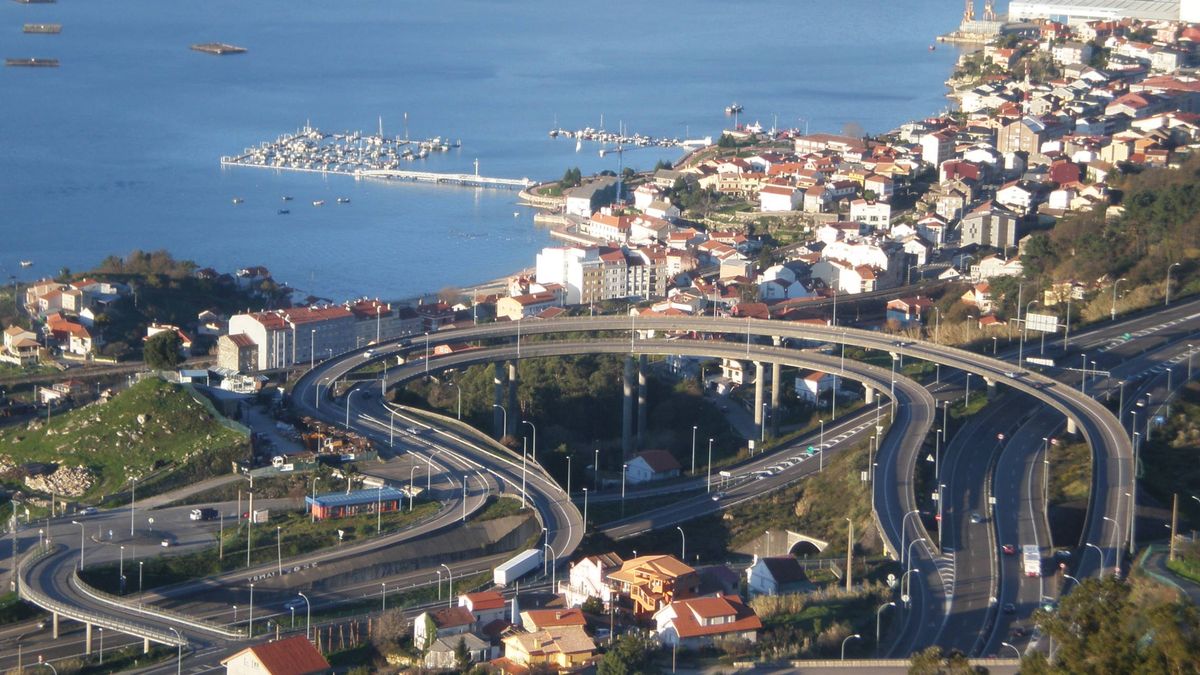 Varios vehículos atropellan un somier al circular por una autopista en Vigo