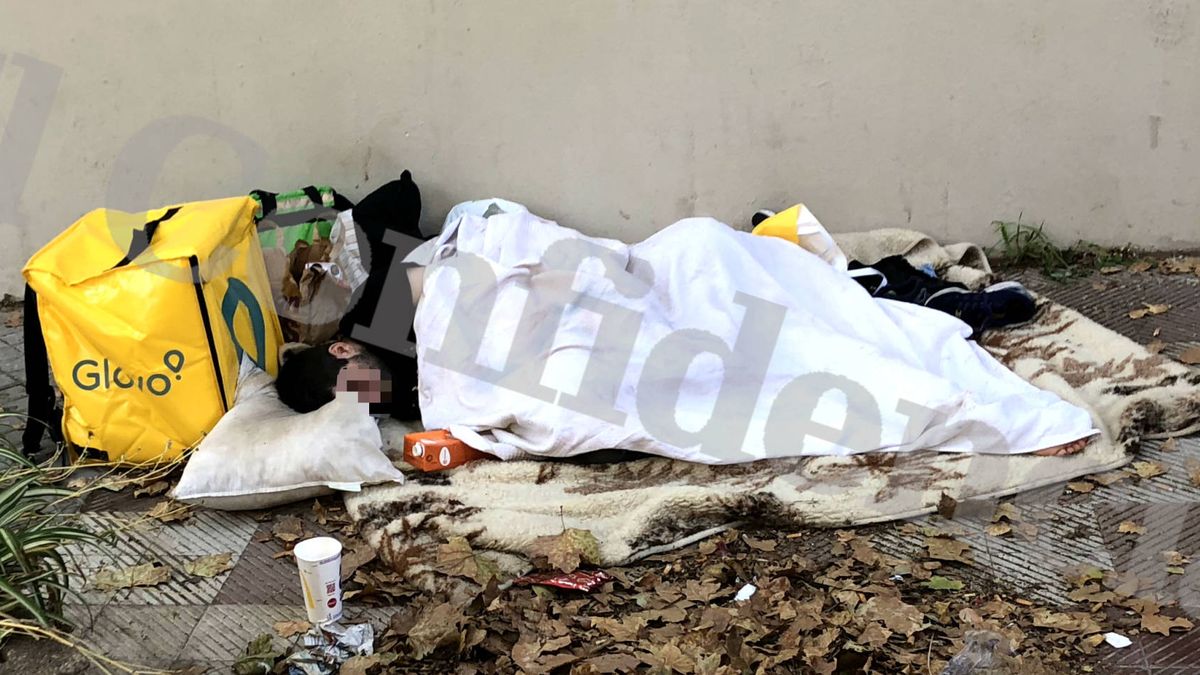 El repartidor de Glovo que duerme en la calle: "No tengo dinero ni para una bicicleta"