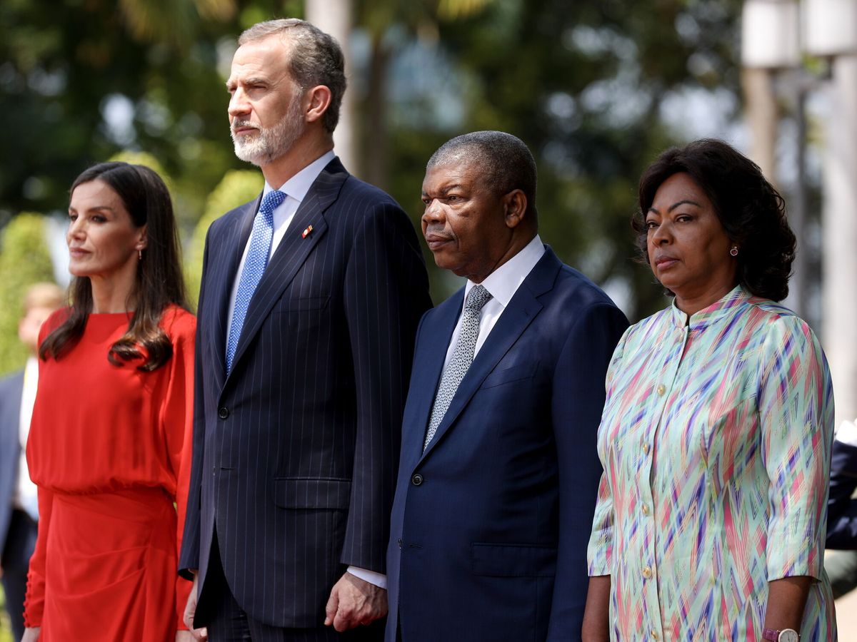 Foto: Los Reyes, en su visita oficial a Angola con el presidente y la primera dama. (EFE/Ampe Rogerio)
