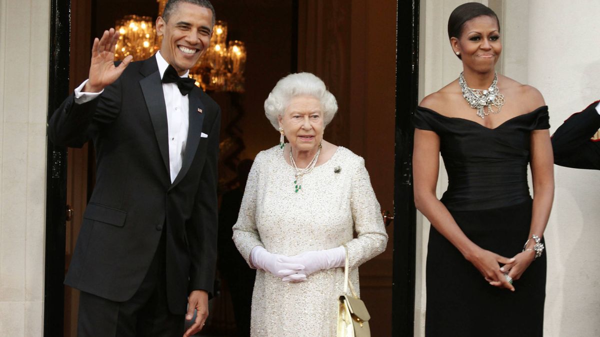 Cómo la jefa de protocolo de Obama aprendió que el bolso de la reina no se toca