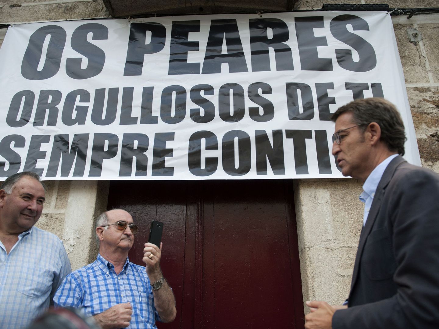 Alberto Núñez Feijóo, durante un acto electoral de la campaña de 2016 frente a su casa natal en Os Peares. (EFE)