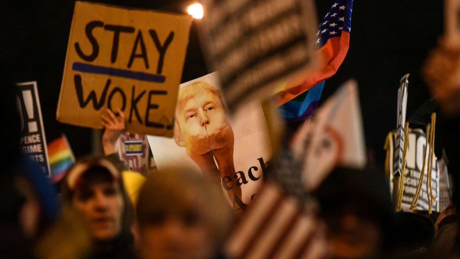 Foto: Manifestantes protestan contra Donald Trump cerca de la Torre Trump, en NUeva York, el 19 de enero de 2017 (Reuters). 