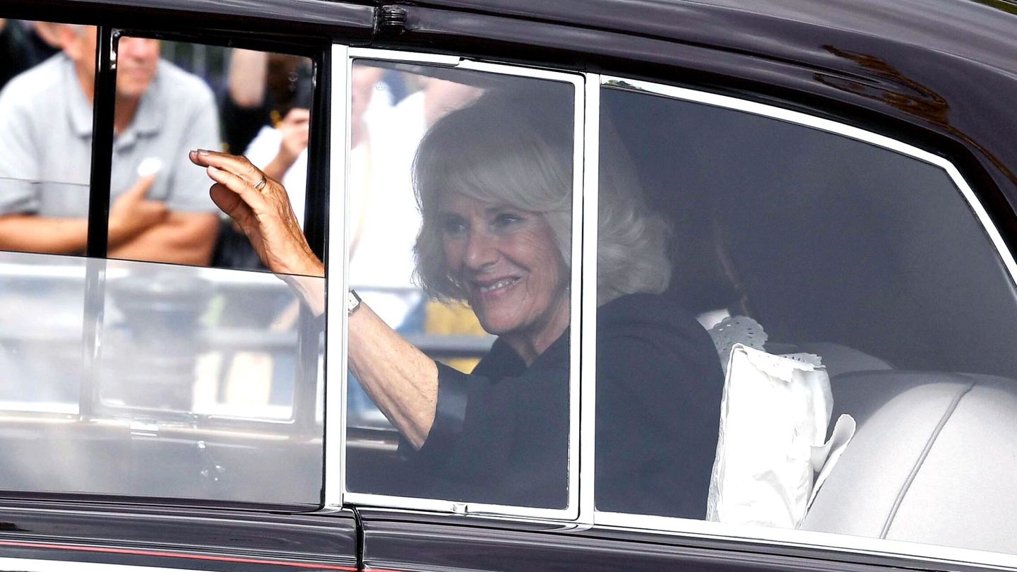Camila saludando a su llegada a Buckingham Palace. (EFE/NEIL HALL)