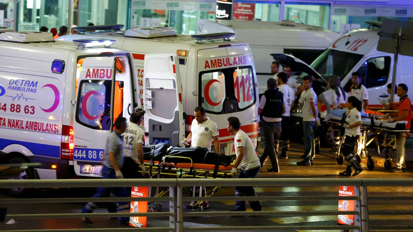 Foto: Un herido es trasladado al hospital tras el atentado en el principal aeropuerto de Estambul. (EFE)