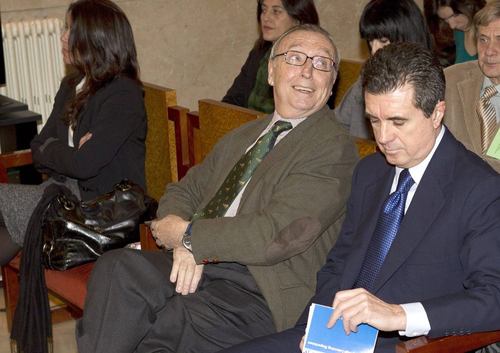 Foto: Matas con Antonio Alemany durante el juicio (Efe)