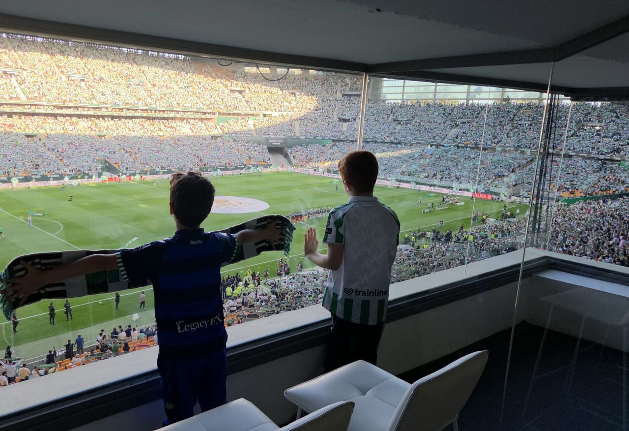 Pablo y Daniel en la sala sensorial del Betis. (Cedida)