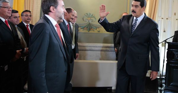Foto: El consejero delegado de Repsol, Josu Jon Imaz, junto al presidente de Venezuela Nicolás Maduro. (EFE)