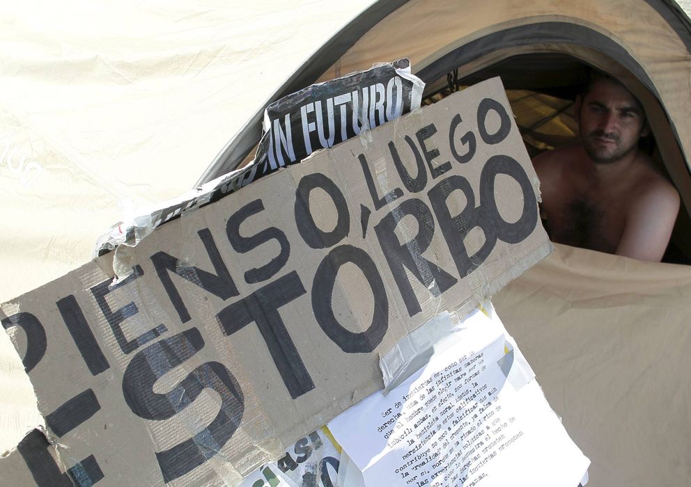 Foto: Un acampado en la Puerta de Sol, en mayo de 2011. (Efe)