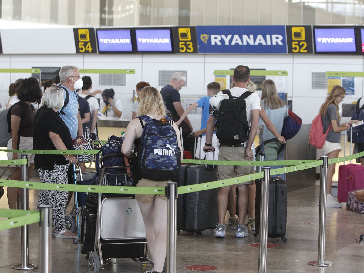 Foto: Los padres decidieron dejar a su bebé en el mostrador de Ryanair (EFE/Morell)