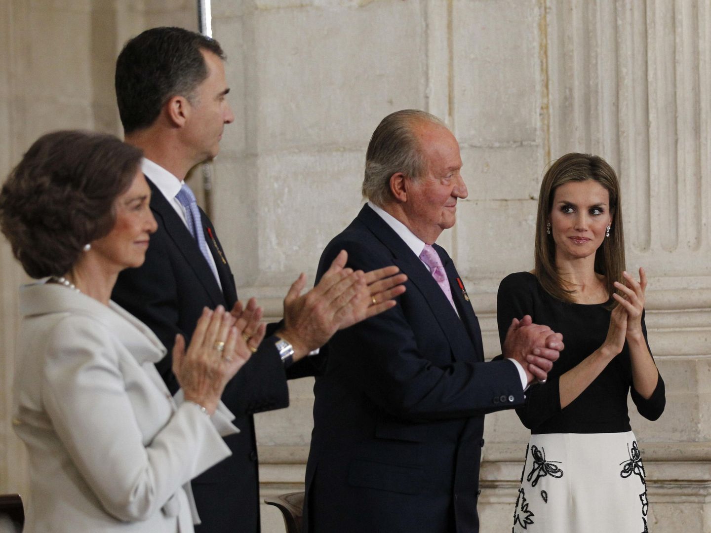Los Reyes eméritos Juan Carlos y Sofía, junto a los Reyes en la ceremonia de abdicación en 2014. (EFE)