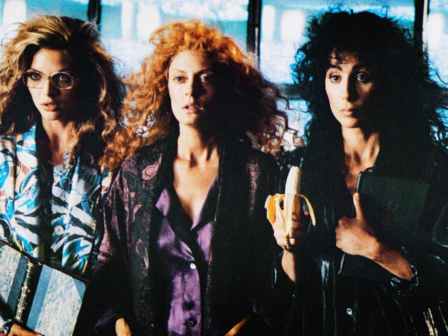 Michelle Pfeiffer, Susan Sarandon y Cher en 'las brujas de Eastwick', en 1987. (Cordon Press/Warner Brothers/Courtesy Everett Collection)