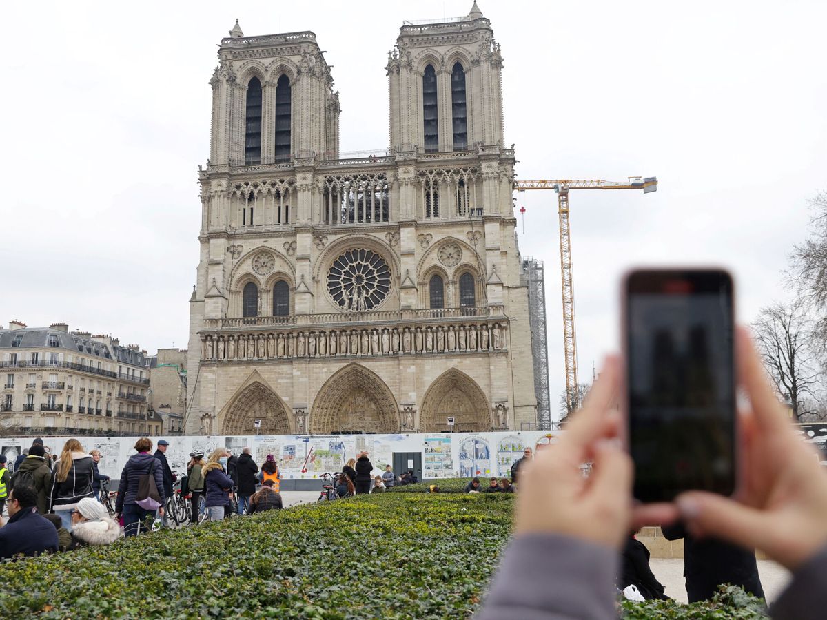 Foto: Obras de reconstrucción en Notre Dame. (Reuters/Johanna Geron)