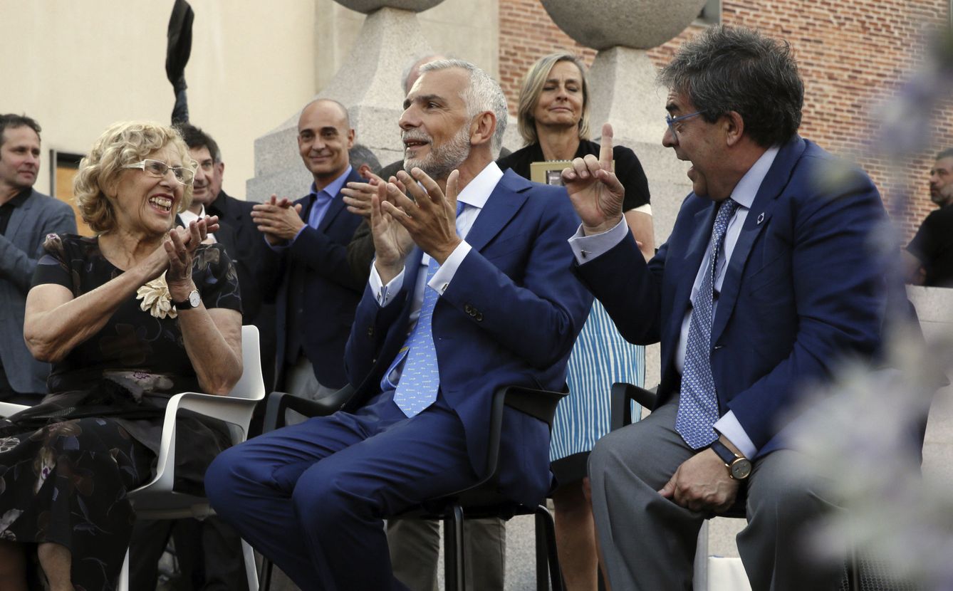La alcaldesa de Madrid, Manuela Carmena, y el embajador italiano en España, Stefano Sannino (c), durante Passione Italia, en el centro cultural Conde Duque. (EFE)