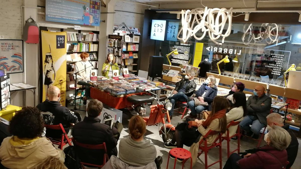 La librería sobre la que gira la cultura en Sevilla lanza un SOS para evitar su desahucio