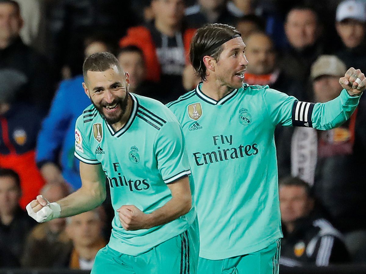 Foto: Benzema celebra junto a Sergio Ramos el gol del empate ante el Valencia. (EFE)