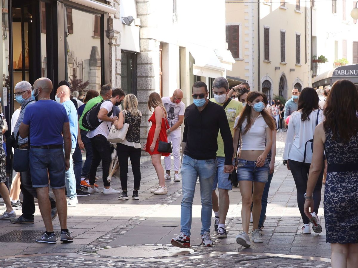 Foto: Varias personas pasean por la calle en Italia. (EFE)