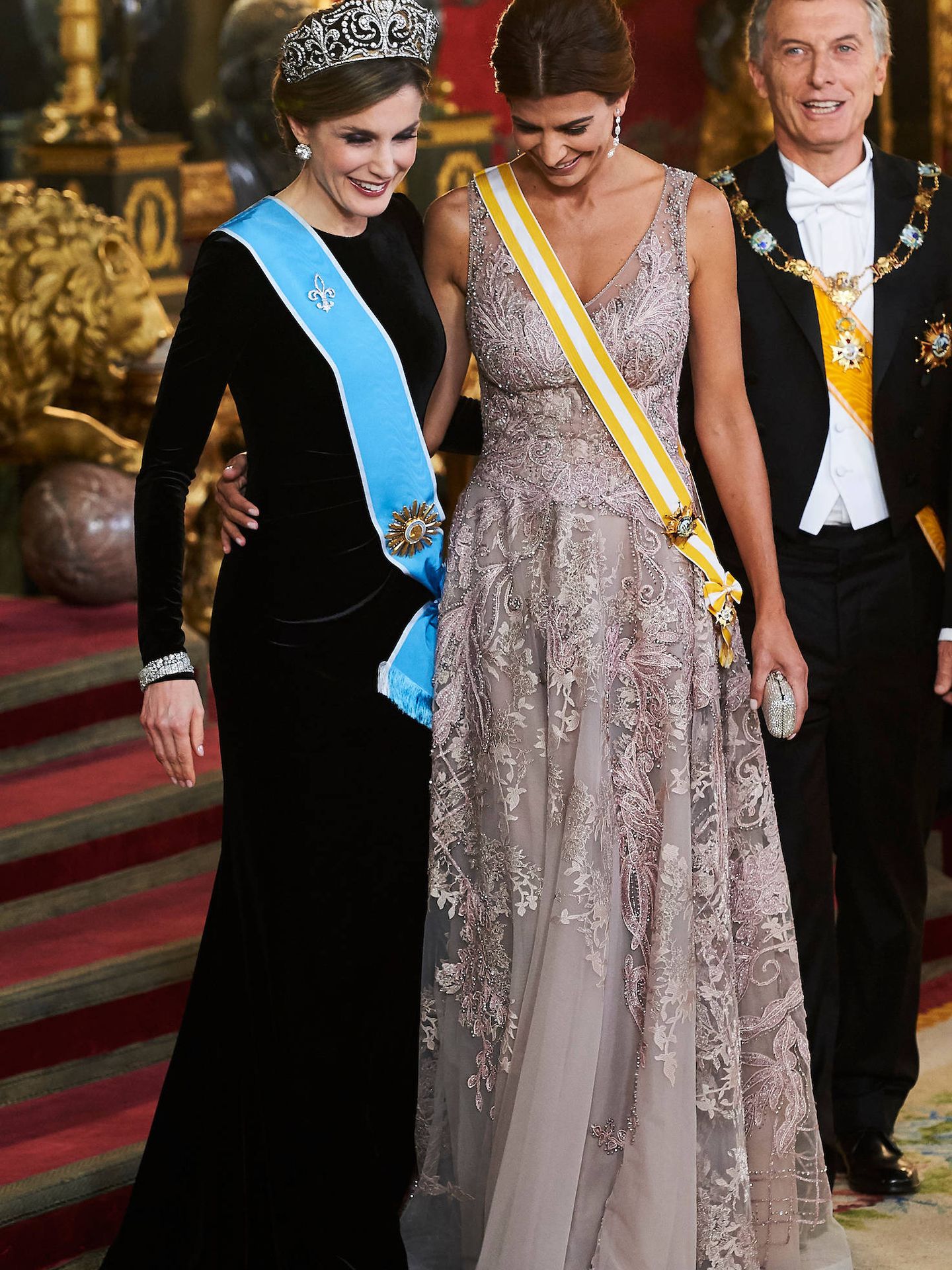 La reina Letizia y Juliana Awada, en la cena de gala del Palacio Real, el 22 de febrero de 2017 en Madrid.