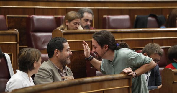 Foto: El líder de Unidos Podemos, Pablo Iglesias (d), conversa con el diputado de En Comú Podem Josep Vendrell (2i). (EFE)