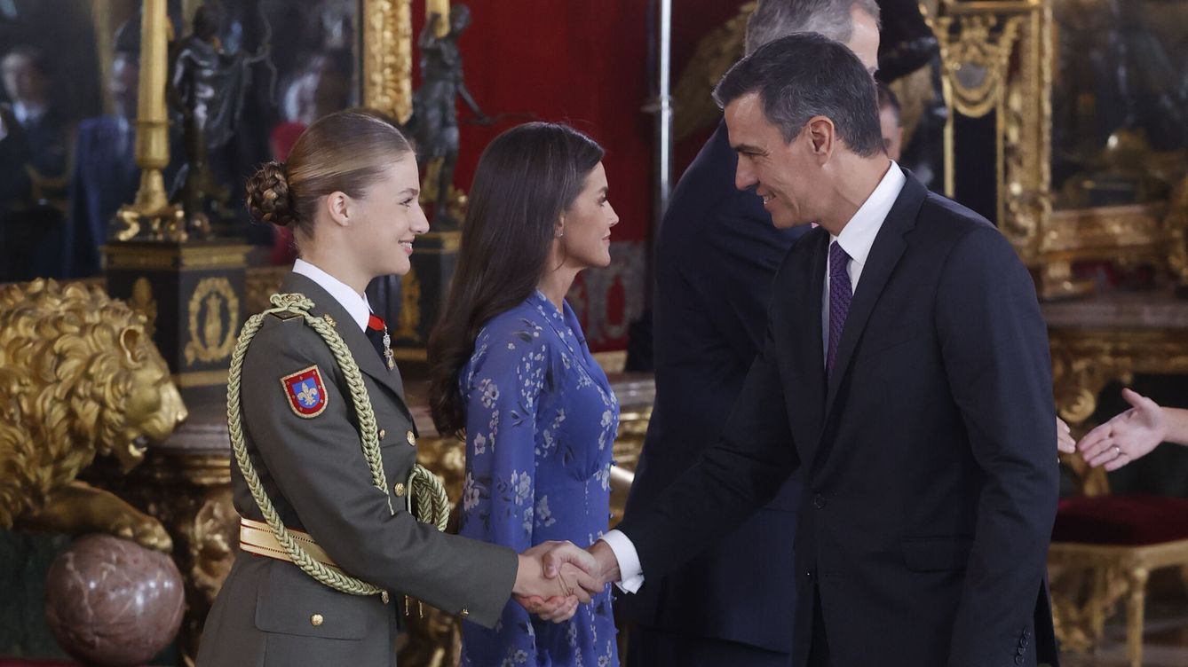 Foto: La princesa de Asturias, Leonor (i-d), la reina Letizia, el rey Felipe VI y el presidente del Gobierno, Pedro Sánchez. (EFE/Juan Carlos Hidalgo) 