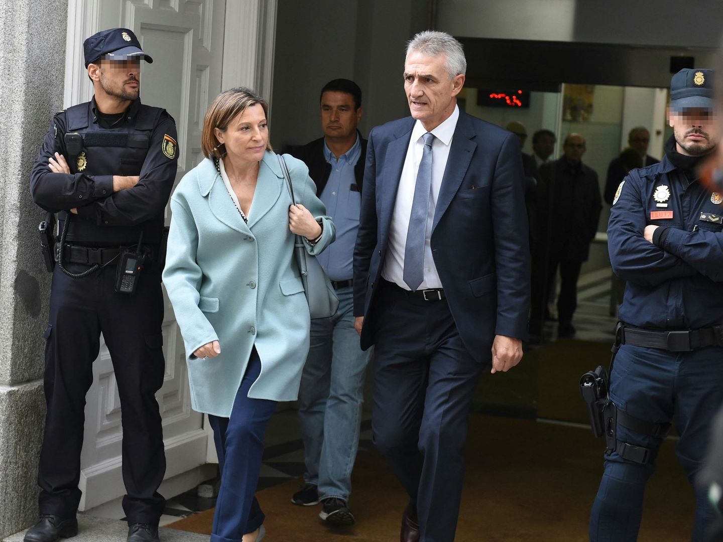 Carme Forcadell sale de declarar en el Tribunal Supremo, la primera semana de noviembre, con un abrigo azul de lana tendencia este invierno. (EFE/Fernando Villar)