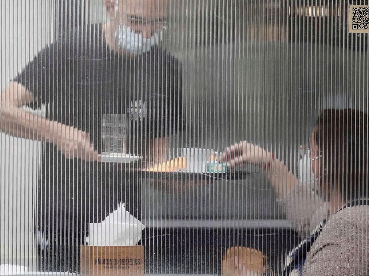 Foto: Un camarero y una clienta en una terraza de Valencia. (EFE)