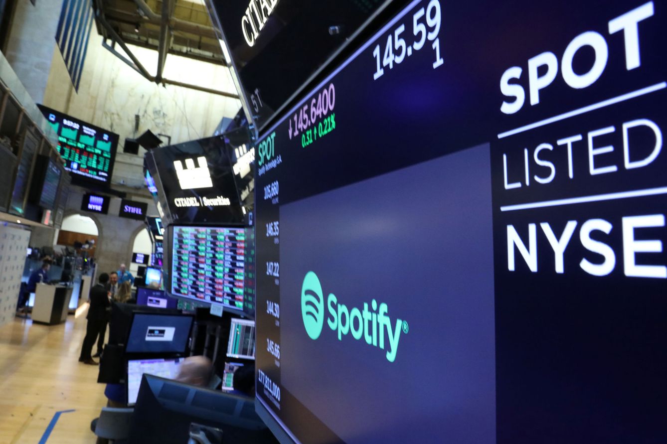 Logo de Spotify en las pantallas de Wall Street. (Reuters)