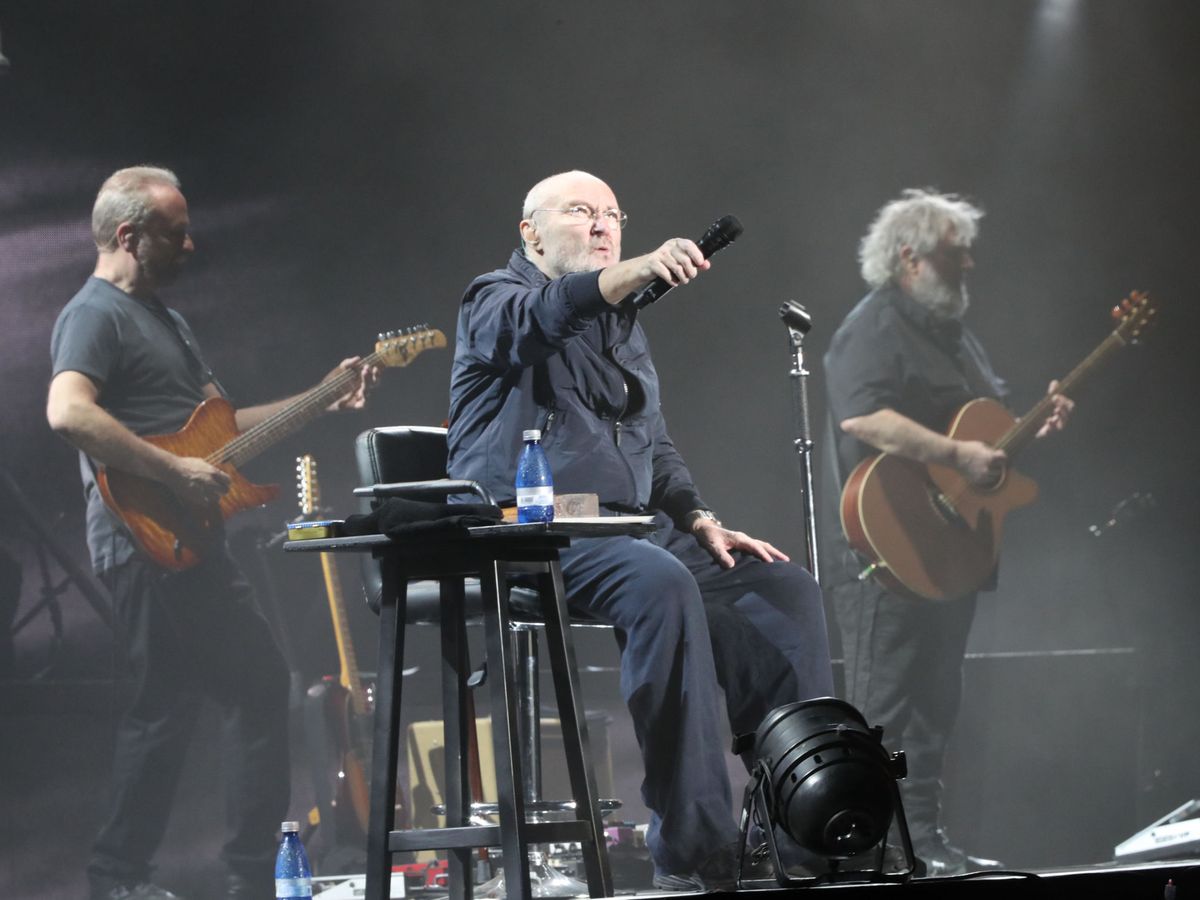 Foto: Phil Collins tiene que sentarse durante buena parte de sus conciertos. (EFE/Raúl Martínez)