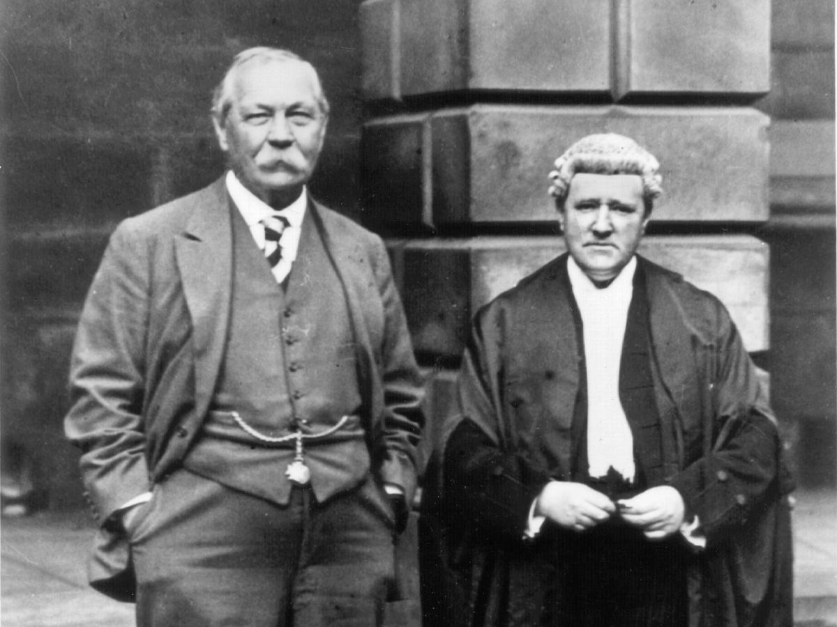 Foto: Arthur Conan Doyle (izquierda) junto al abogado Craigie Aitchison