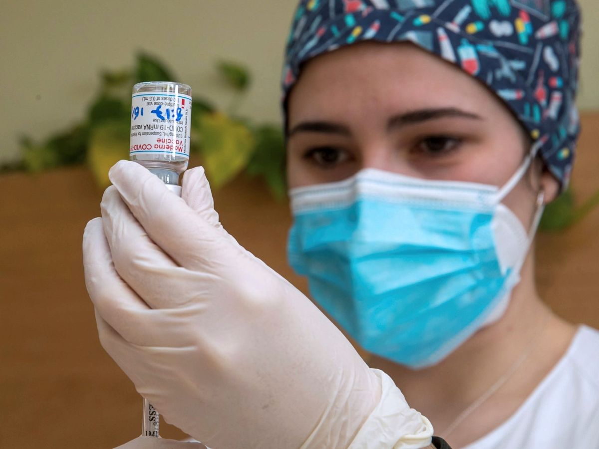 Foto: Una sanitaria prepara una dosis de vacuna Moderna contra el covid-19 en el Hospital Clínico Universitario Lozano Blesa de Zaragoz.(Javier Cebollada/EFE)