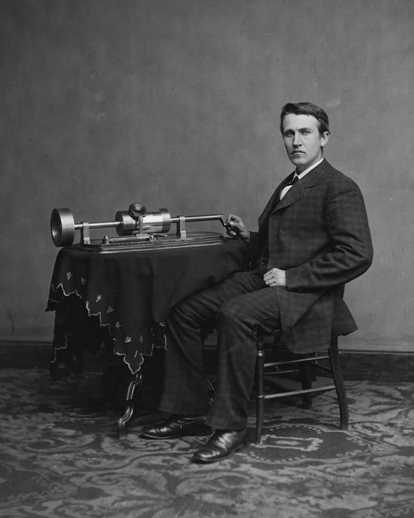 Edison con su fonógrafo. (Wikimedia Commons)