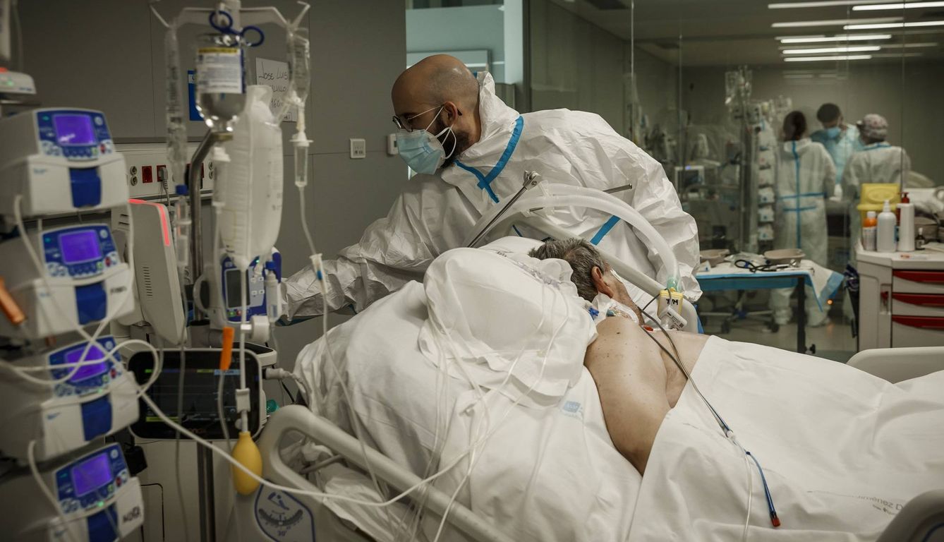 El anestesiólogo Alberto Balvis, en una de las UCI del Zendal. (Pablo G. Sacristán)