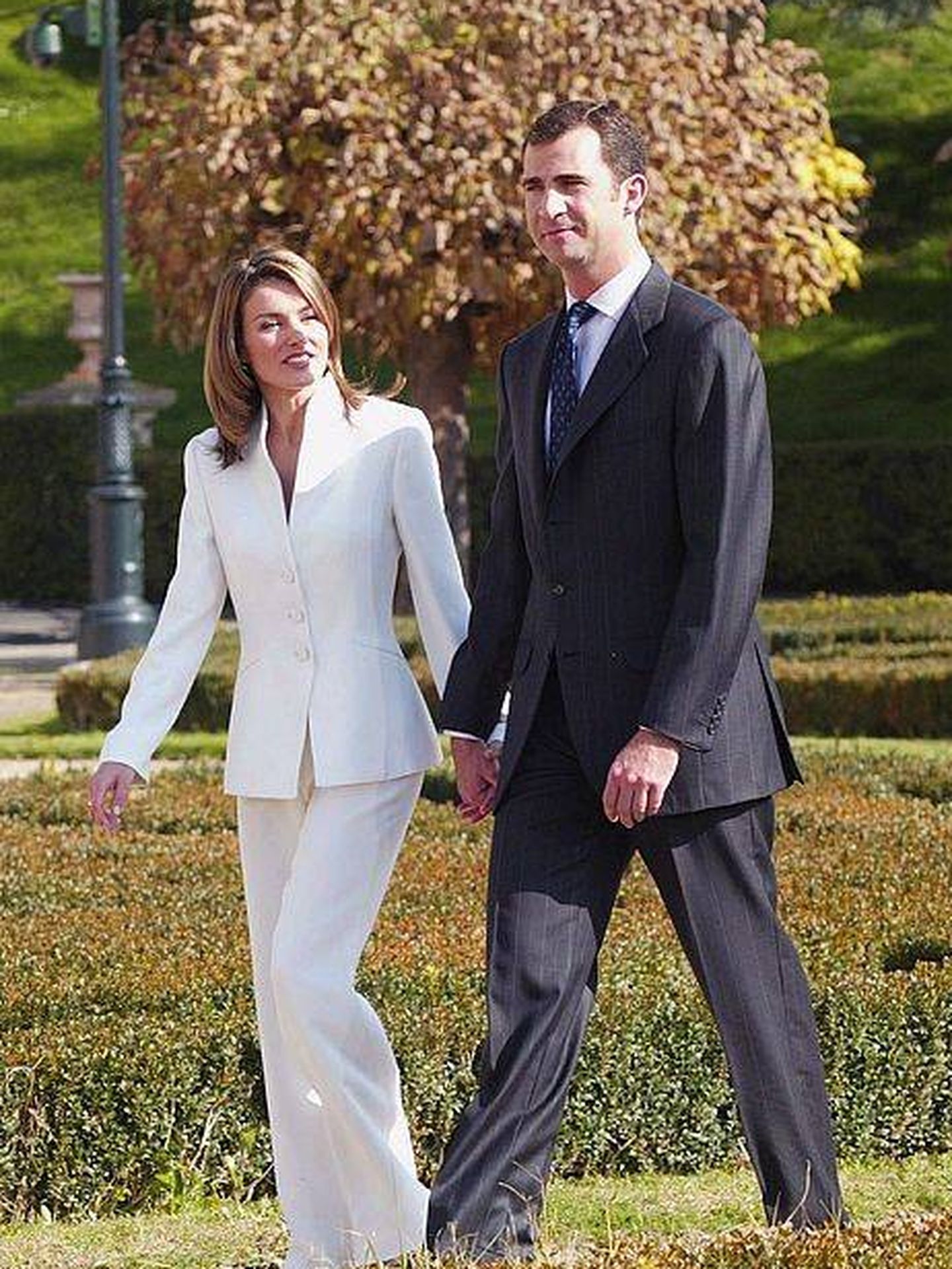 El por entonces Príncipe Felipe y Letizia Ortiz, en 2003 durante el anuncio oficial de su compromiso. (Getty)