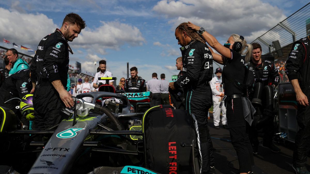 El extraño mensaje de Hamilton a su equipo: "Me habéis puesto en una situación muy difícil"