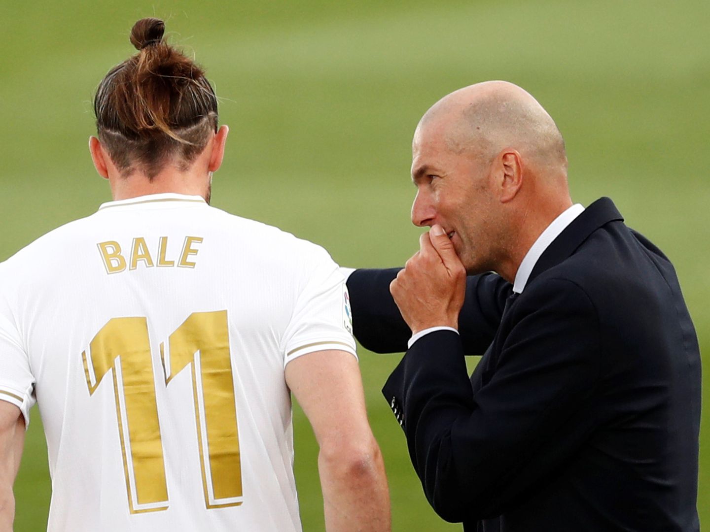 Zidane da instrucciones a Bale antes de salir a jugar contra el Eibar. (Efe)